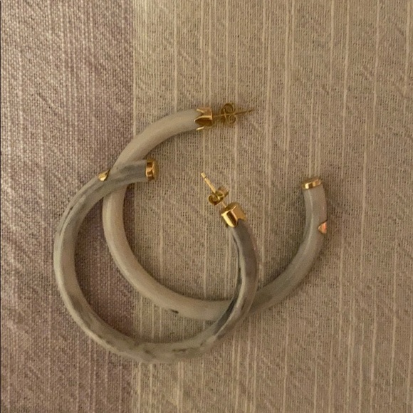 Marble colored Hoop Earrings - Picture 3 of 4